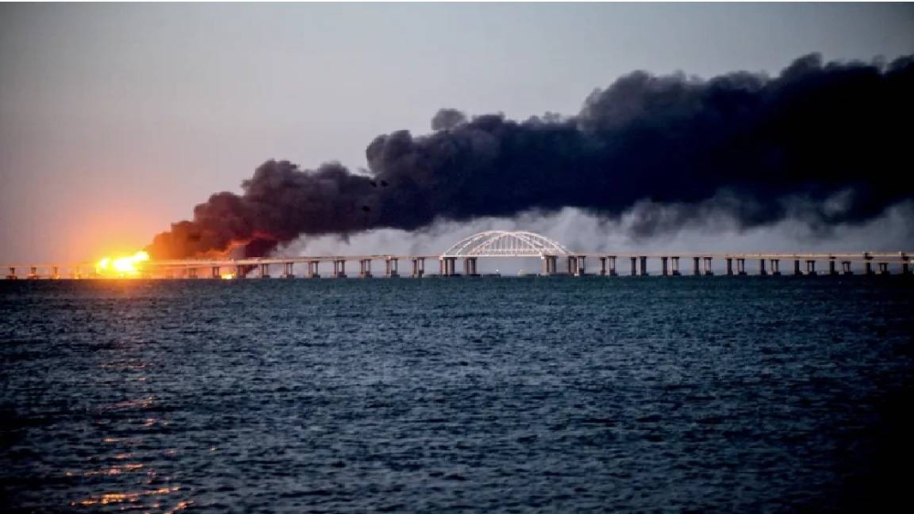 لماذا علقت روسيا المرور على جسر القرم ؟