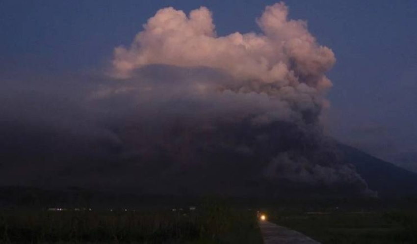 إندونيسيا تحذر من تسونامي بعد ثوران بركان روانج