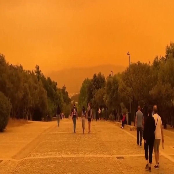  عاصفة رملية تجتاح اليونان وتحول سماءها للون البرتقالي