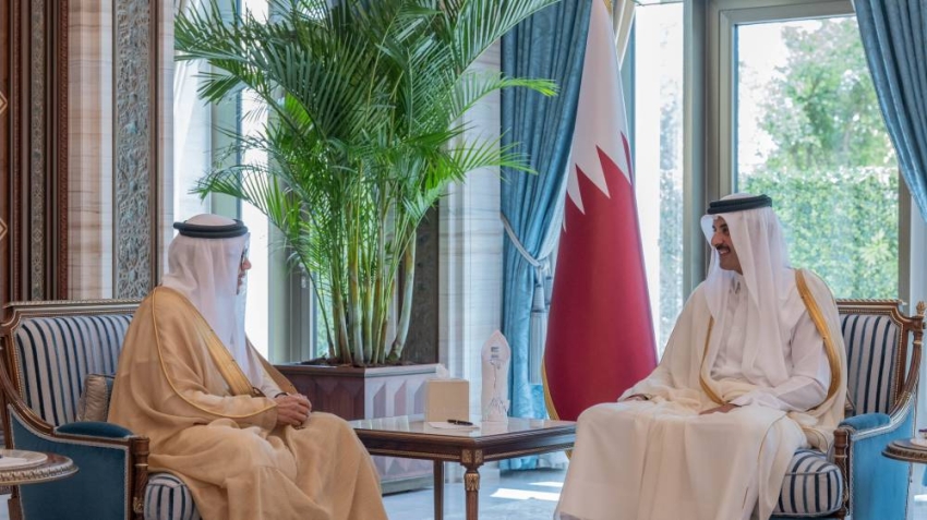 أمير قطر ووزير خارجية البحرين يستعرضان العلاقات الثنائية