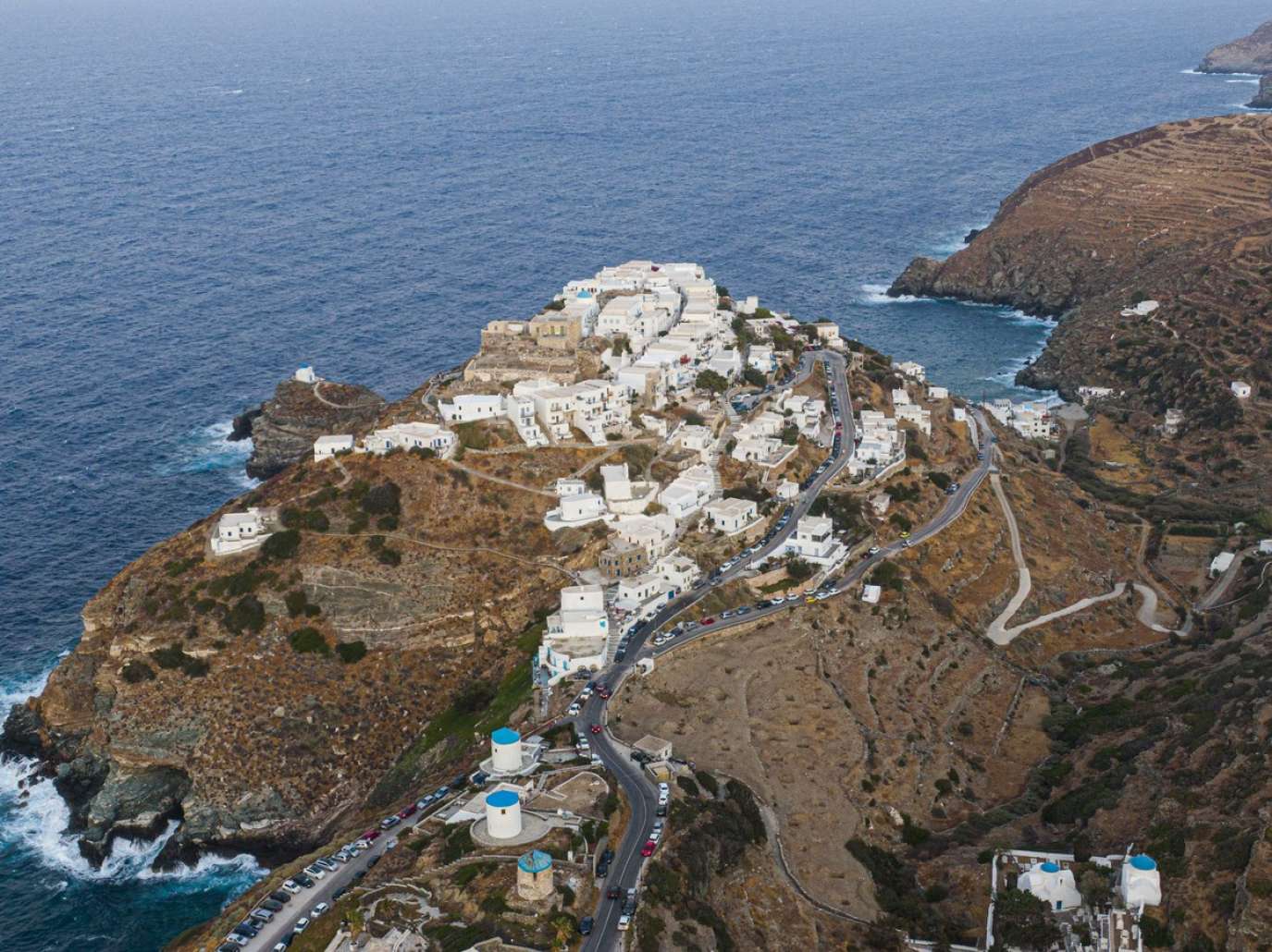 سيفنوس جزيرة يونانية صغيرة مناسبة لقضاء إجازة هادئة