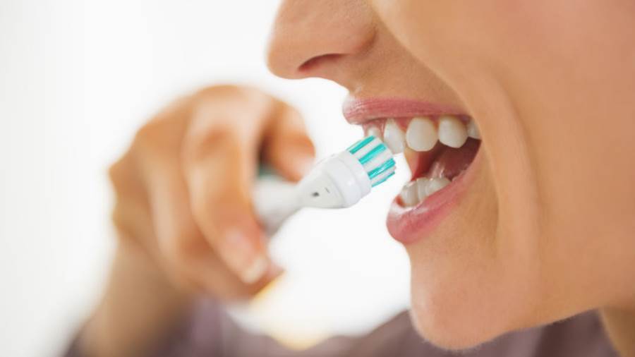 متى يجب تغيير فرشاة الأسنان؟