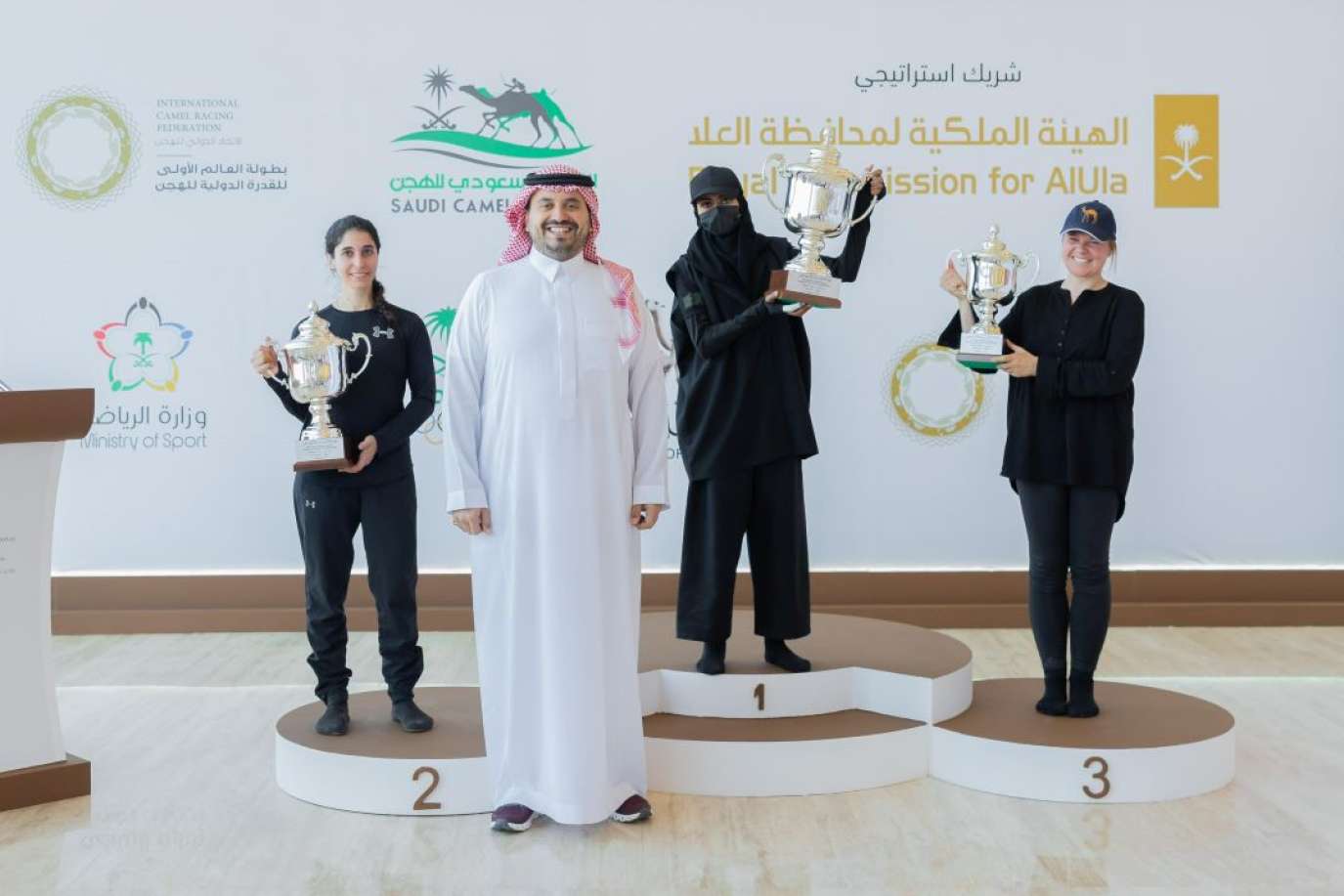 السعوديون يسيطرون على بطولة العالم الأولى للقدرة الدولية للهجن للرجال والسيدات