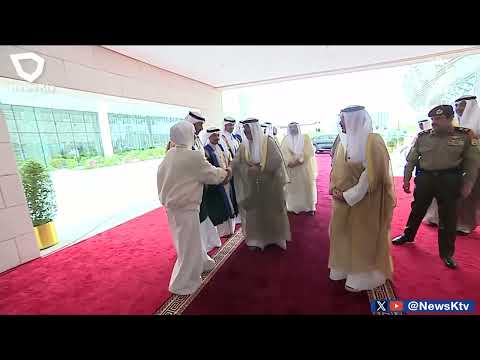 أمير الكويت يفت